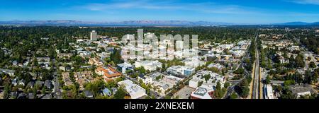 Vue panoramique aérienne du centre-ville de Palo Alto paysage urbain vert avec un mélange de bâtiments résidentiels et commerciaux Banque D'Images