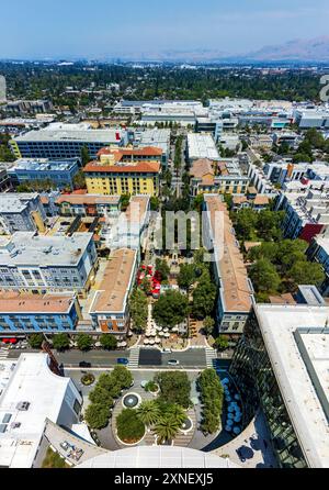 Vue aérienne du quartier résidentiel et commercial de Santana Row mettant en valeur la rue bordée d'arbres, l'architecture moderne et l'activité animée - San Jose, CA Banque D'Images