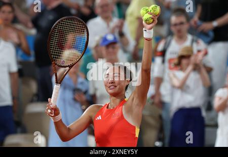 Paris, France. 31 juillet 2024. Zheng Qinwen, de Chine, célèbre après le quart de finale en simple féminin du tennis contre Angelique Kerber, de l'Allemagne, aux Jeux Olympiques de Paris 2024 à Paris, France, le 31 juillet 2024. Crédit : Gao Jing/Xinhua/Alamy Live News Banque D'Images