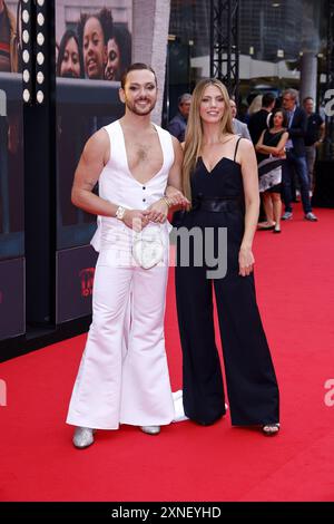 Riccardo Simonetti und Viviane Geppert BEI der „Trap : No Way Out“ première du film AM 31.07.2024 à Berlin Banque D'Images