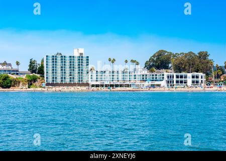 Vue panoramique de Dream Inn vu de l'eau. Main Beach rempli de spectateurs profitant du soleil et du surf sur la rive sablonneuse - Santa Cruz, Californie Banque D'Images