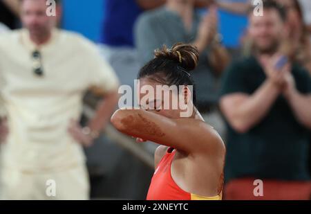 Paris, France. 31 juillet 2024. Zheng Qinwen, de Chine, célèbre après le quart de finale en simple féminin du tennis contre Angelique Kerber, de l'Allemagne, aux Jeux Olympiques de Paris 2024 à Paris, France, le 31 juillet 2024. Crédit : Gao Jing/Xinhua/Alamy Live News Banque D'Images