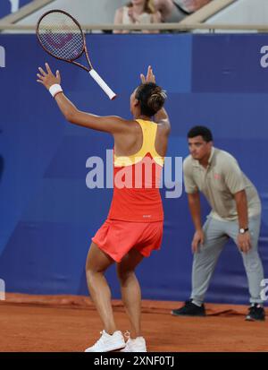 Paris, France. 31 juillet 2024. Zheng Qinwen, de Chine, célèbre après le quart de finale en simple féminin du tennis contre Angelique Kerber, de l'Allemagne, aux Jeux Olympiques de Paris 2024 à Paris, France, le 31 juillet 2024. Crédit : Gao Jing/Xinhua/Alamy Live News Banque D'Images