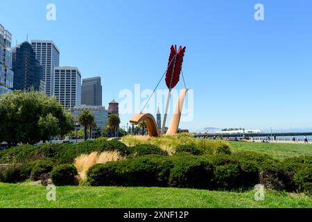 Cupidon's Span, une sculpture géante d'arc et de flèche à Embarcadero Waterfront - San Francisco, Californie, États-Unis - 22 juin 2024 Banque D'Images