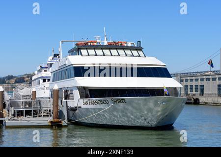 San Francisco Spirit Vessel amarré à un quai par une journée ensoleillée, avec California Hornblower Vessel en arrière-plan - San Francisco, Californie, États-Unis - Ju Banque D'Images