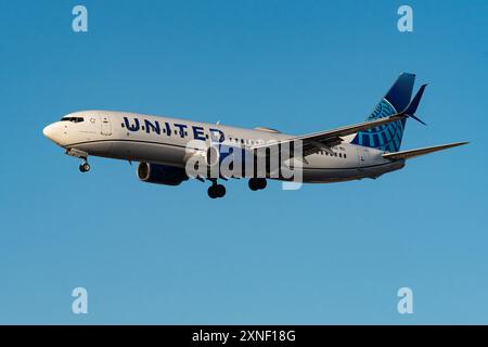 Un Boeing 737-800 de United Airlines en approche pour atterrir à l'aéroport de San Diego. Banque D'Images