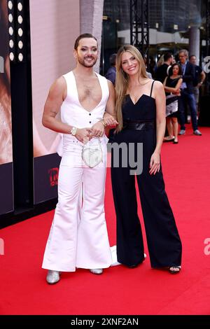 Riccardo Simonetti und Viviane Geppert BEI der Trap: première du film No Way Out AM 31.07.2024 à Berlin Trap Filmpremiere à Berlin mit Josh Hartnett *** Riccardo Simonetti et Viviane Geppert à la première du film Trap No Way Out le 31 07 2024 à Berlin première du film Trap à Berlin avec Josh Hartnett Banque D'Images