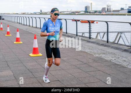 27 juillet 2024, course féminine T100 Triathlon World Series, London Docklands, Royaume-Uni. L'australienne Ashleigh Gentle sur son chemin pour gagner la course. Banque D'Images