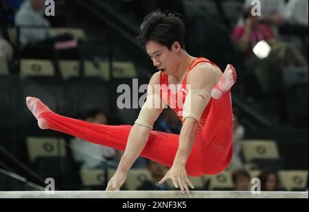 Paris, France. 31 juillet 2024. Boheng Zhang de la République populaire de Chine se produit sur les barres parallèles lors de la finale de gymnastique masculine aux Jeux Olympiques d'été à Paris, France, le mercredi 31 juillet 2024. Photo de Pat Benic/UPI crédit : UPI/Alamy Live News Banque D'Images
