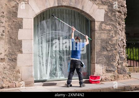 ÉDIMBOURG, Royaume-Uni - 30 mai 2024. Nettoyeur de vitres nettoyage d'une fenêtre d'un bâtiment historique à Édimbourg, Écosse, Royaume-Uni Banque D'Images