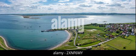 vue aérienne panoramique du prieuré du village de l'île sainte et du port, y compris st cuthberts isle jour ensoleillé sans personne Banque D'Images