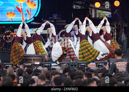 ISTANBUL, TURKIYE - 23 AVRIL 2024 : danses folkloriques pendant le 23 avril Journée de la souveraineté nationale et des enfants de Turkiye à Istanbul Banque D'Images