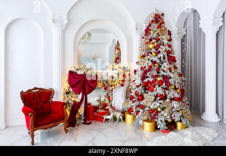 Intérieur confortable avec sapin de Noël, cadeaux et guirlandes. Décoration de Noël maison. Banque D'Images