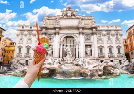 Gelato de crème glacée italienne devant l'incroyable fontaine de Trevi à Rome, Italie. Fontaine de Trevi ou Fontana di Trevi. Banque D'Images