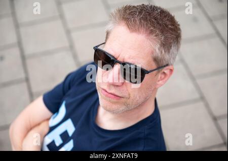 Portrait d'un homme blanc de 50 ans aux cheveux blonds courts et lunettes de soleil, Herentals, Flandre, Belgique. autorisation du modèle. Banque D'Images