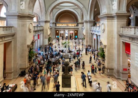 Le Metropolitan Museum of Art est une attraction touristique populaire sur Museum Mile à New York, USA 2024 Banque D'Images