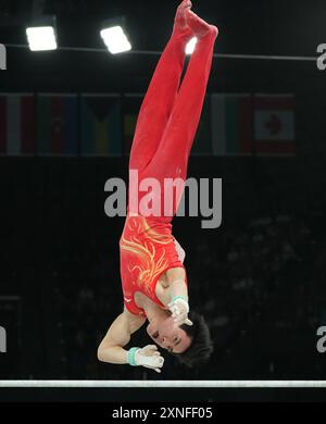 Paris, France. 31 juillet 2024. Boheng Zhang, de la République populaire de Chine, se produit sur la barre horizontale lors de la finale de gymnastique masculine aux Jeux olympiques d'été à Paris, en France, le mercredi 31 juillet 2024. Photo de Pat Benic/UPI crédit : UPI/Alamy Live News Banque D'Images