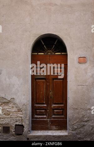 Elégante vieille entrée double porte de bâtiment rose brique en Europe. Porte en bois vintage de l'ancienne maison en pierre. Porte en bois brun simple. Architecture Banque D'Images