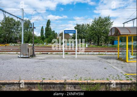 Herentals, Province d'Anvers, Belgique - 10 juillet 2024 - la gare et le quai Herentals Banque D'Images