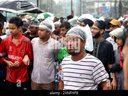 Chittagong, Kotwali, Bangladesh. 31 juillet 2024. Dans le cadre du mouvement en faveur de la réforme des quotas, les coordinateurs ont protesté devant le bâtiment de l'avocat des locaux du tribunal sous le commissariat de police de Kotwali de la ville de Chittagong dans le cadre du programme de marche « Marche pour la justice » au tribunal, sur le campus et sur l'autoroute. Un groupe d'avocats s'est joint aux manifestants. Plus tard, les agitateurs ont complété le programme en marchant autour de la route de Kotwali. Le programme «Marche pour la justice» a été appelé dans le cadre du programme pré-annoncé des agitateurs pour exiger des revendications en 9 points contre les attaques et les meurtres Banque D'Images