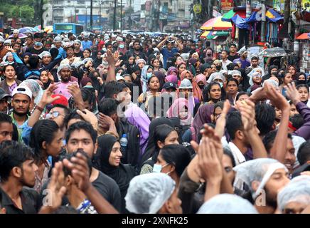 Chittagong, Kotwali, Bangladesh. 31 juillet 2024. Dans le cadre du mouvement en faveur de la réforme des quotas, les coordinateurs ont protesté devant le bâtiment de l'avocat des locaux du tribunal sous le commissariat de police de Kotwali de la ville de Chittagong dans le cadre du programme de marche « Marche pour la justice » au tribunal, sur le campus et sur l'autoroute. Un groupe d'avocats s'est joint aux manifestants. Plus tard, les agitateurs ont complété le programme en marchant autour de la route de Kotwali. Le programme «Marche pour la justice» a été appelé dans le cadre du programme pré-annoncé des agitateurs pour exiger des revendications en 9 points contre les attaques et les meurtres Banque D'Images