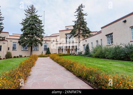 Santa Fe, NOUVEAU-Mexique - 23 septembre 2021 : le bâtiment de la Cour suprême du Nouveau-Mexique a été construit en 1937 avec le financement de l'Administration des travaux publics. Banque D'Images