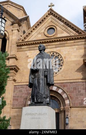 Santa Fe, NM - 23 septembre 2021 : cette statue en bronze de l'archevêque J B Lamy se dresse devant la basilique cathédrale Saint-François d'assise. Banque D'Images