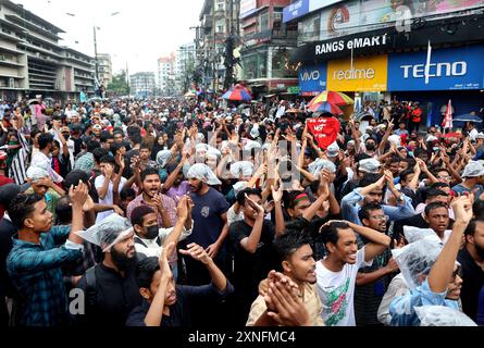 Chittagong, Kotwali, Bangladesh. 31 juillet 2024. Dans le cadre du mouvement en faveur de la réforme des quotas, les coordinateurs ont protesté devant le bâtiment de l'avocat des locaux du tribunal sous le commissariat de police de Kotwali de la ville de Chittagong dans le cadre du programme de marche « Marche pour la justice » au tribunal, sur le campus et sur l'autoroute. Un groupe d'avocats s'est joint aux manifestants. Plus tard, les agitateurs ont complété le programme en marchant autour de la route de Kotwali. Le programme «Marche pour la justice» a été appelé dans le cadre du programme pré-annoncé des agitateurs pour exiger des revendications en 9 points contre les attaques et les tueurs Banque D'Images