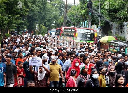 Chittagong, Kotwali, Bangladesh. 31 juillet 2024. Dans le cadre du mouvement en faveur de la réforme des quotas, les coordinateurs ont protesté devant le bâtiment de l'avocat des locaux du tribunal sous le commissariat de police de Kotwali de la ville de Chittagong dans le cadre du programme de marche « Marche pour la justice » au tribunal, sur le campus et sur l'autoroute. Un groupe d'avocats s'est joint aux manifestants. Plus tard, les agitateurs ont complété le programme en marchant autour de la route de Kotwali. Le programme «Marche pour la justice» a été appelé dans le cadre du programme pré-annoncé des agitateurs pour exiger des revendications en 9 points contre les attaques et les meurtres Banque D'Images