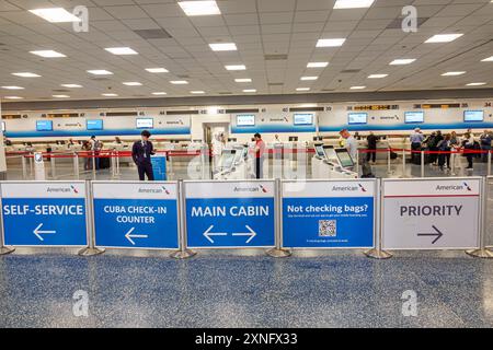 Miami Floride, aéroport international de Miami, intérieur intérieur intérieur, comptoir d'enregistrement du terminal, panneaux American Airlines, cabine principale prioritaire Banque D'Images