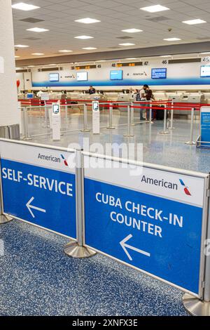 Miami Floride, aéroport international de Miami, intérieur intérieur intérieur, comptoir d'enregistrement du terminal, panneaux American Airlines, self-service Cuba, v Banque D'Images