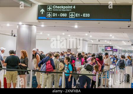 Miami Florida, Miami International Airport, intérieur intérieur terminal intérieur, hommes femmes couples familles enfants, contrôle de sécurité TSA checkpoint, ligne Banque D'Images