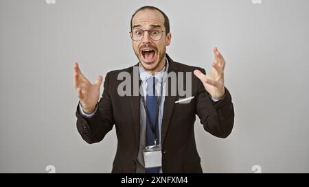Homme excité dans les gestes de tenue d'affaires avec les mains sur fond blanc Banque D'Images