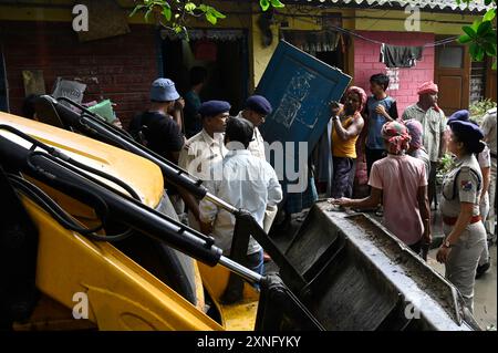 Kolkata, Inde. 31 juillet 2024. KOLKATA, INDE - JUILLET 31 : la Force de protection des chemins de fer (FPR) et des fonctionnaires de la police de Kolkata expulsent des bidonvilles sur des terres ferroviaires à Rajbari près de Belgachhiya le 31 juillet 2024 à Kolkata, en Inde. (Photo de Samir Jana/Hindustan Times/Sipa USA) crédit : Sipa USA/Alamy Live News Banque D'Images