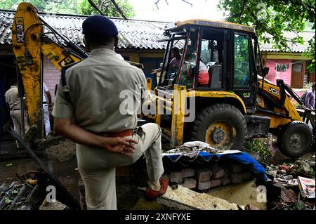 Kolkata, Inde. 31 juillet 2024. KOLKATA, INDE - JUILLET 31 : la Force de protection des chemins de fer (FPR) et des fonctionnaires de la police de Kolkata expulsent des bidonvilles sur des terres ferroviaires à Rajbari près de Belgachhiya le 31 juillet 2024 à Kolkata, en Inde. (Photo de Samir Jana/Hindustan Times/Sipa USA) crédit : Sipa USA/Alamy Live News Banque D'Images