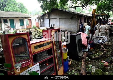 Kolkata, Inde. 31 juillet 2024. KOLKATA, INDE - JUILLET 31 : la Force de protection des chemins de fer (FPR) et des fonctionnaires de la police de Kolkata expulsent des bidonvilles sur des terres ferroviaires à Rajbari près de Belgachhiya le 31 juillet 2024 à Kolkata, en Inde. (Photo de Samir Jana/Hindustan Times/Sipa USA) crédit : Sipa USA/Alamy Live News Banque D'Images