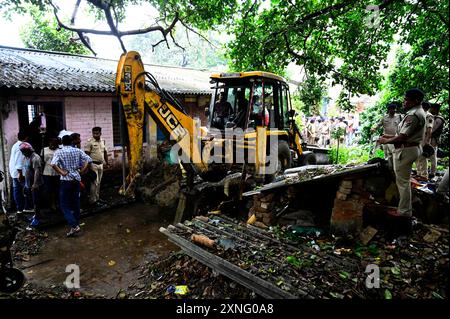 Kolkata, Inde. 31 juillet 2024. KOLKATA, INDE - JUILLET 31 : la Force de protection des chemins de fer (FPR) et des fonctionnaires de la police de Kolkata expulsent des bidonvilles sur des terres ferroviaires à Rajbari près de Belgachhiya le 31 juillet 2024 à Kolkata, en Inde. (Photo de Samir Jana/Hindustan Times/Sipa USA) crédit : Sipa USA/Alamy Live News Banque D'Images