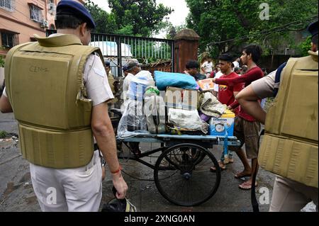 Kolkata, Inde. 31 juillet 2024. KOLKATA, INDE - JUILLET 31 : résidents anxieux avec des effets personnels après l'expulsion par les responsables de la Force de protection des chemins de fer (FPR) à Rajbari près de Belgachhiya le 31 juillet 2024 à Kolkata, Inde. (Photo de Samir Jana/Hindustan Times/Sipa USA) crédit : Sipa USA/Alamy Live News Banque D'Images
