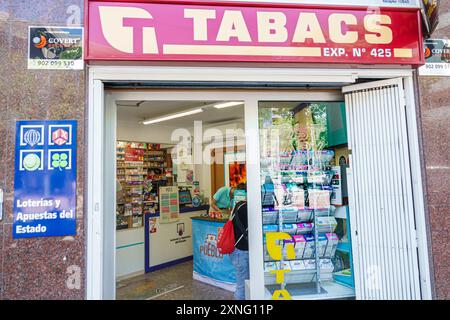 E-cigarette électronique et d'autres produits du tabac sont exposés dans  une vitrine de magasin dans la ville de New York le 24 avril 2014. Le  jeudi, la FDA a proposé des règles