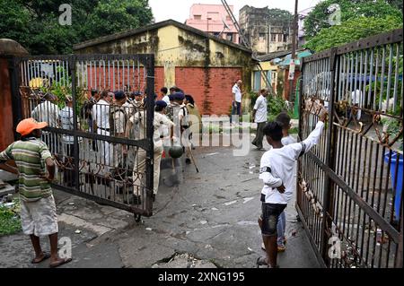 Kolkata, Inde. 31 juillet 2024. KOLKATA, INDE - JUILLET 31 : la Force de protection des chemins de fer (FPR) et des fonctionnaires de la police de Kolkata expulsent des bidonvilles sur des terres ferroviaires à Rajbari près de Belgachhiya le 31 juillet 2024 à Kolkata, en Inde. (Photo de Samir Jana/Hindustan Times/Sipa USA) crédit : Sipa USA/Alamy Live News Banque D'Images