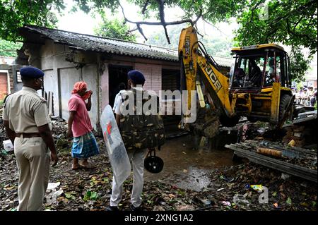 Kolkata, Inde. 31 juillet 2024. KOLKATA, INDE - JUILLET 31 : la Force de protection des chemins de fer (FPR) et des fonctionnaires de la police de Kolkata expulsent des bidonvilles sur des terres ferroviaires à Rajbari près de Belgachhiya le 31 juillet 2024 à Kolkata, en Inde. (Photo de Samir Jana/Hindustan Times/Sipa USA) crédit : Sipa USA/Alamy Live News Banque D'Images