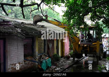 Kolkata, Inde. 31 juillet 2024. KOLKATA, INDE - JUILLET 31 : la Force de protection des chemins de fer (FPR) et des fonctionnaires de la police de Kolkata expulsent des bidonvilles sur des terres ferroviaires à Rajbari près de Belgachhiya le 31 juillet 2024 à Kolkata, en Inde. (Photo de Samir Jana/Hindustan Times/Sipa USA) crédit : Sipa USA/Alamy Live News Banque D'Images