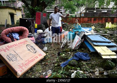 Kolkata, Inde. 31 juillet 2024. KOLKATA, INDE - JUILLET 31 : résidents anxieux avec des effets personnels après l'expulsion par les responsables de la Force de protection des chemins de fer (FPR) à Rajbari près de Belgachhiya le 31 juillet 2024 à Kolkata, Inde. (Photo de Samir Jana/Hindustan Times/Sipa USA) crédit : Sipa USA/Alamy Live News Banque D'Images