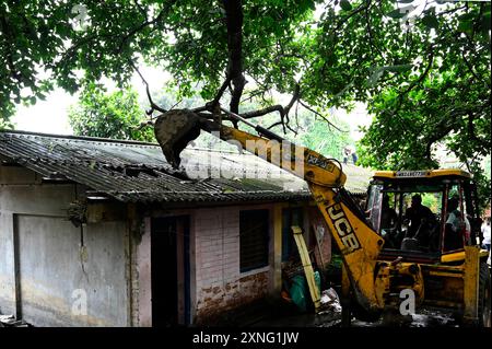 Kolkata, Inde. 31 juillet 2024. KOLKATA, INDE - JUILLET 31 : la Force de protection des chemins de fer (FPR) et des fonctionnaires de la police de Kolkata expulsent des bidonvilles sur des terres ferroviaires à Rajbari près de Belgachhiya le 31 juillet 2024 à Kolkata, en Inde. (Photo de Samir Jana/Hindustan Times/Sipa USA) crédit : Sipa USA/Alamy Live News Banque D'Images