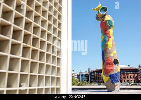 Barcelone Espagne,Catalogne Catalunya,Carrer d'AragÃ³ L'Eixample,Parc de Joan Miro parc,femme et oiseau Dona i ocell,statue de sculpture,hispanique espagnol UE Banque D'Images