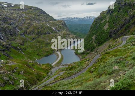 L'image montre une vieille route sinueuse qui serpente à travers le terrain accidenté de Seljestadjuvet gorge à Vestland, en Norvège. La route est flanquée par St Banque D'Images