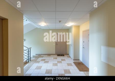 Hall d'entrée de la maison. Couloir intérieur. Extérieur en bois. Voyant LED. Banque D'Images