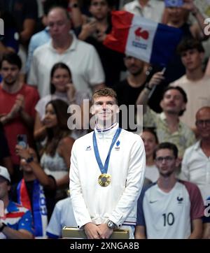 Le Français Leon Marchand après avoir remporté la finale masculine du 200 m papillon à la Défense Arena de Paris, le cinquième jour des Jeux Olympiques de Paris 2024 en France. Date de la photo : mercredi 31 juillet 2024. Banque D'Images