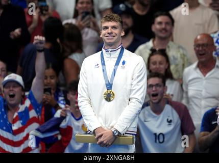 Le Français Leon Marchand après avoir remporté la finale masculine du 200 m papillon à la Défense Arena de Paris, le cinquième jour des Jeux Olympiques de Paris 2024 en France. Date de la photo : mercredi 31 juillet 2024. Banque D'Images