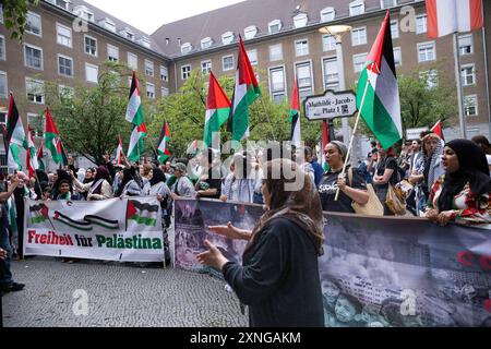 Berlin, Allemagne. 31 juillet 2024. Les gens défilent avec des drapeaux lors d'une manifestation pro-palestinienne à la mairie de Tiergarten. Une manifestation spontanée pour la Palestine a lieu à Berlin. La manifestation a eu lieu dans le contexte de nouvelles tensions au moyen-Orient. Crédit : dpa/Alamy Live News Banque D'Images